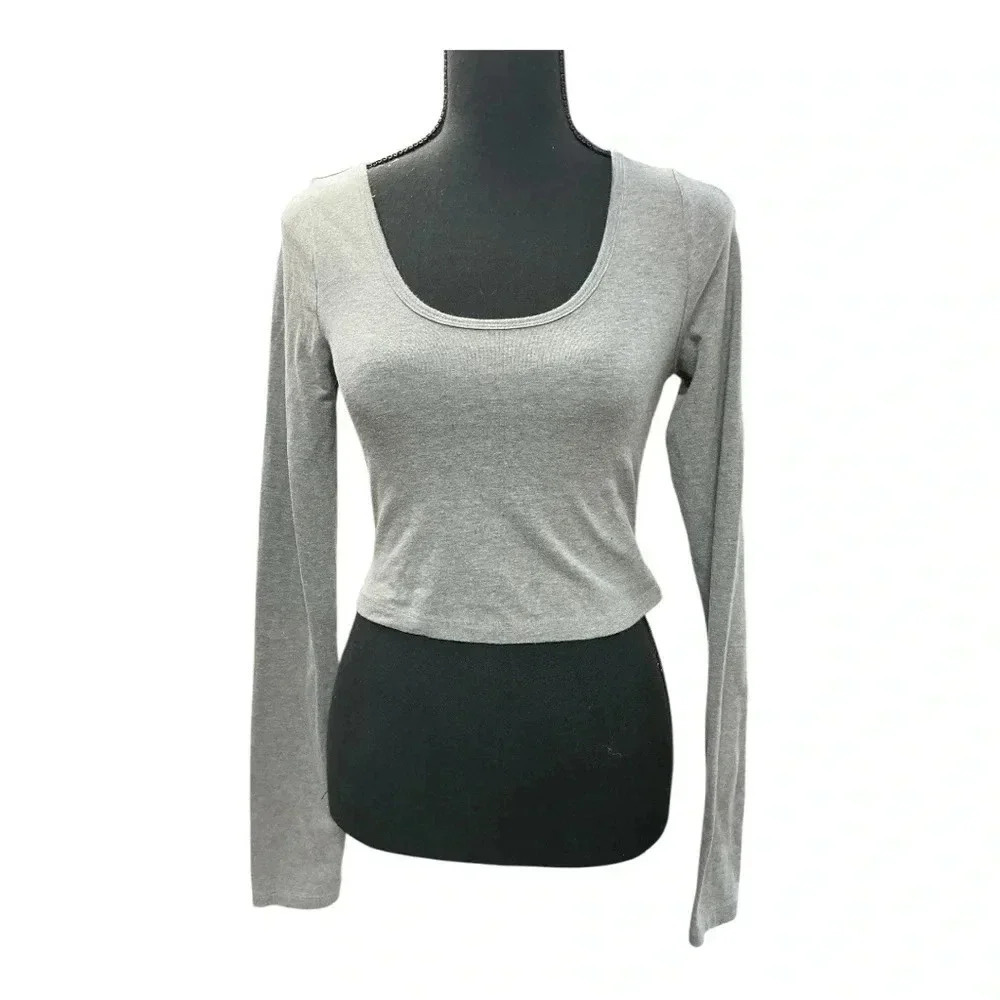 - Women’s long sleeve crop top